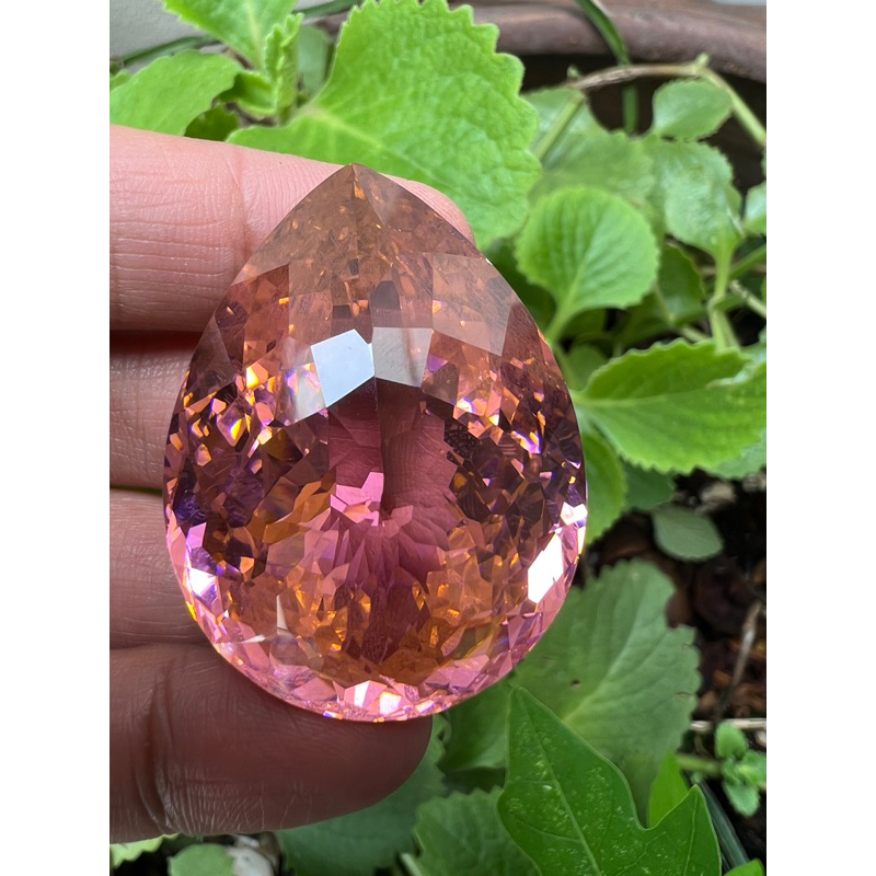 CZ Hồng 28x40 mm trọng lượng 288 carat (carat)