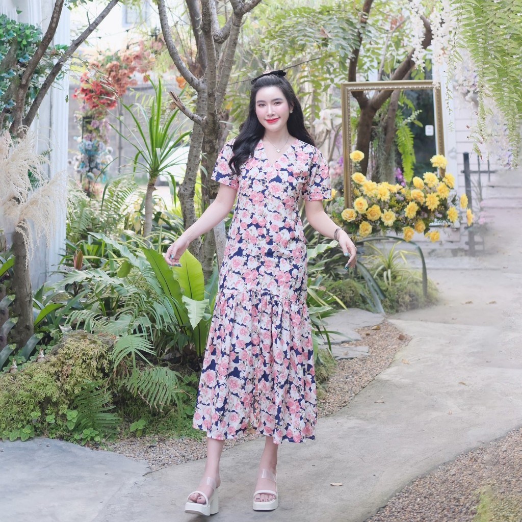 Váy dài lụa Ý có họa tiết hoa và nút ngọc trai ở phía trước và viền xù có dây buộc thắt lưng (Size 1