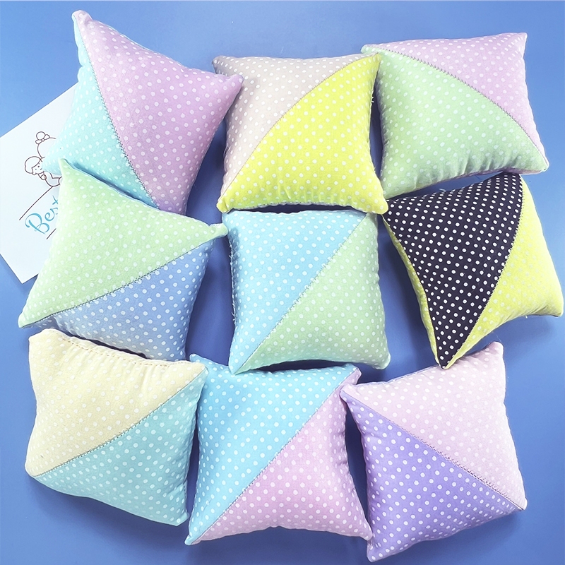 Gối kim vuông có chấm xoay chiều Kích thước hai màu 10cm x 10cm
