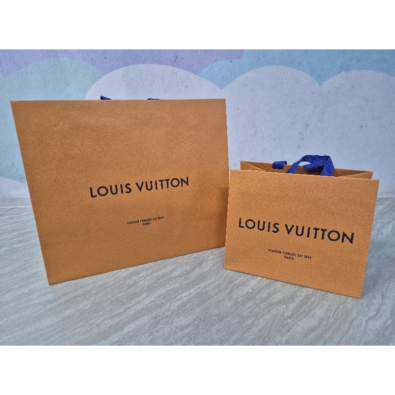 Túi giấy tên thương hiệu Louis Vuitton LV