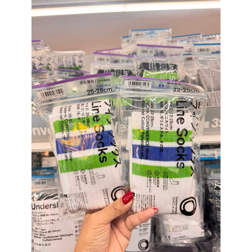Tất dòng từ trang phục tiện lợi tại FamilyMart Nhật Bản