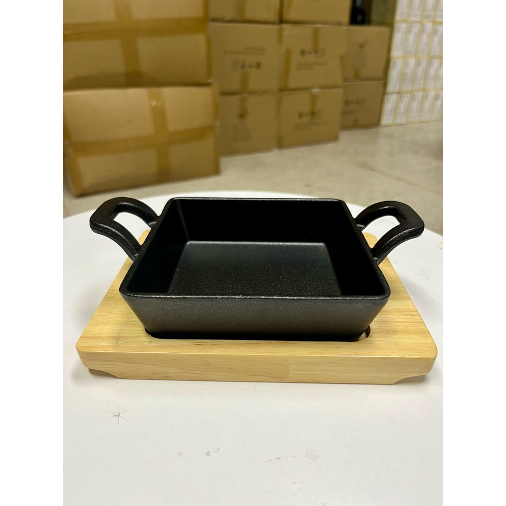 Khay gang vuông 12 cm có đế gỗ Chảo Mini bít tết nướng phục vụ nóng