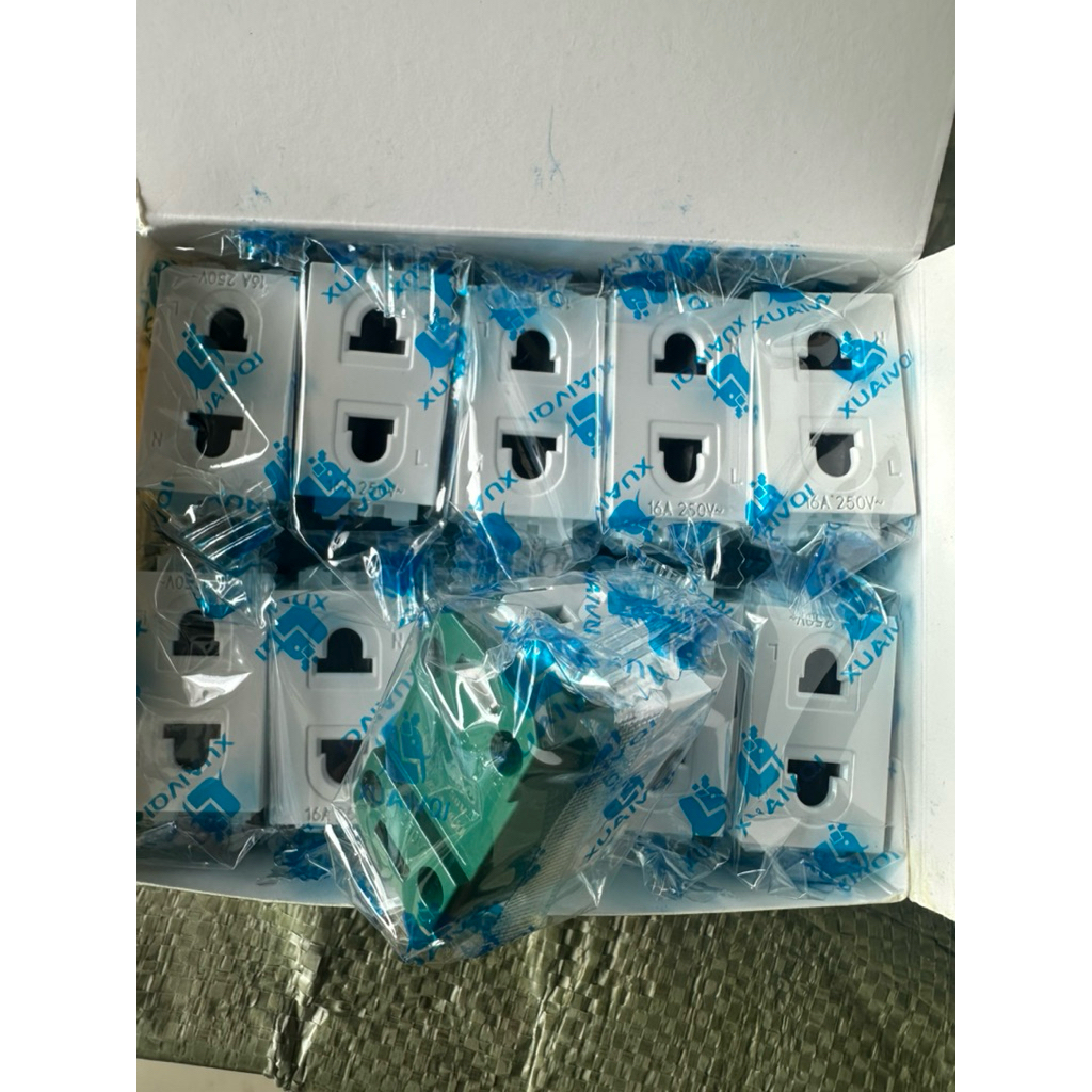 10 phích cắm nữ 220vac loại phích cắm