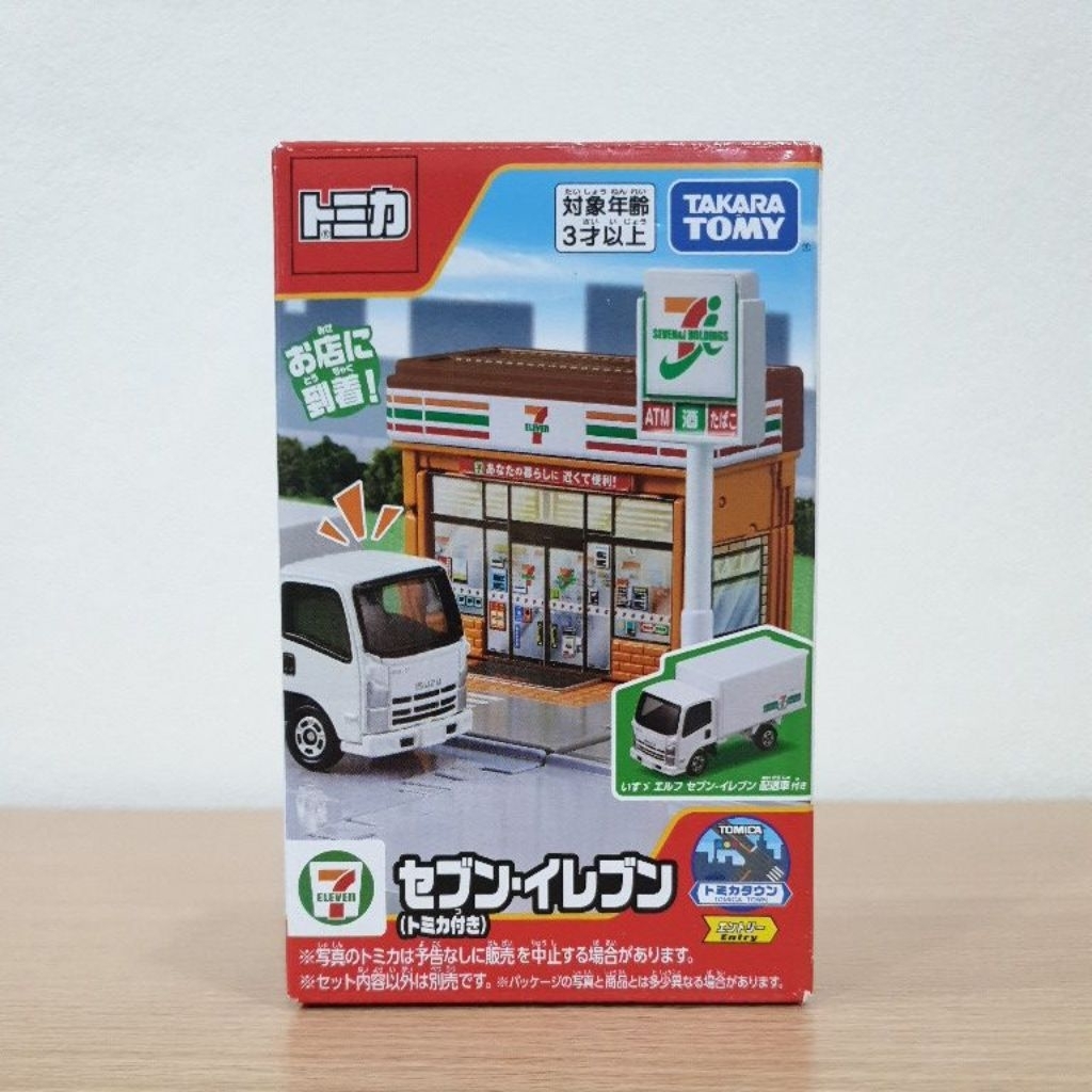 Cửa hàng tiện lợi Tomica Town Seven Eleven 7-11 có xe Isuzu Elf Takara Tomy.