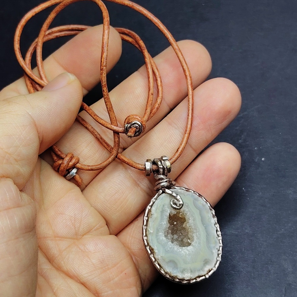 Vòng cổ mặt dây chuyền Occo Geode tự nhiên (Mã não Geode) 17.6g Làm việc uốn dây thủ công với dây da