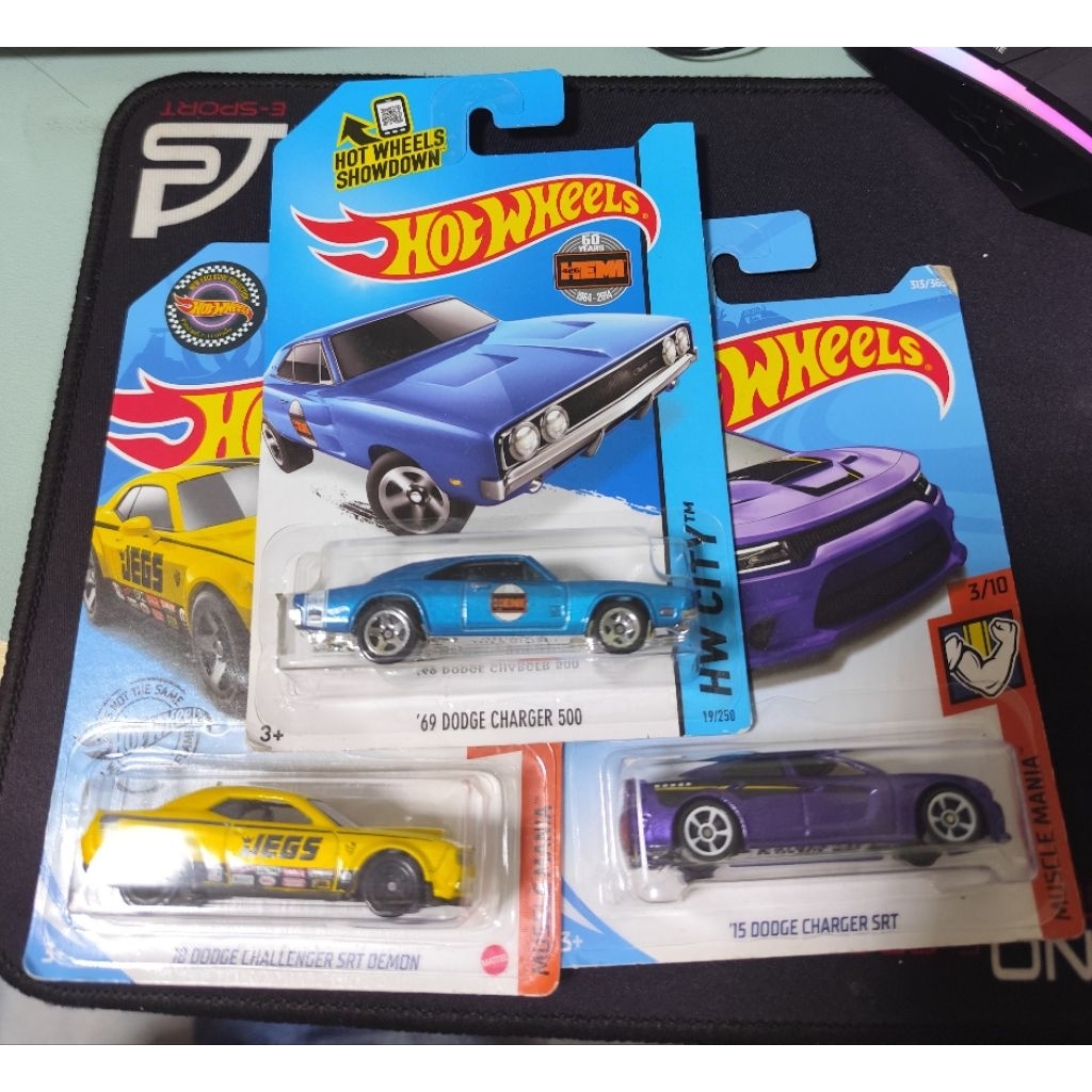 HotWheels Dodge Challenger 1: 64
