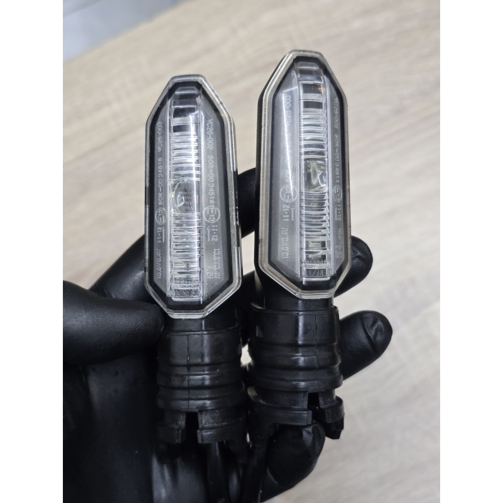 Tín hiệu rẽ Led cũ từ trung tâm ️ Có như thể hiện trong bức ảnh. Vui lòng nhấn để đặt hàng cb650R cb