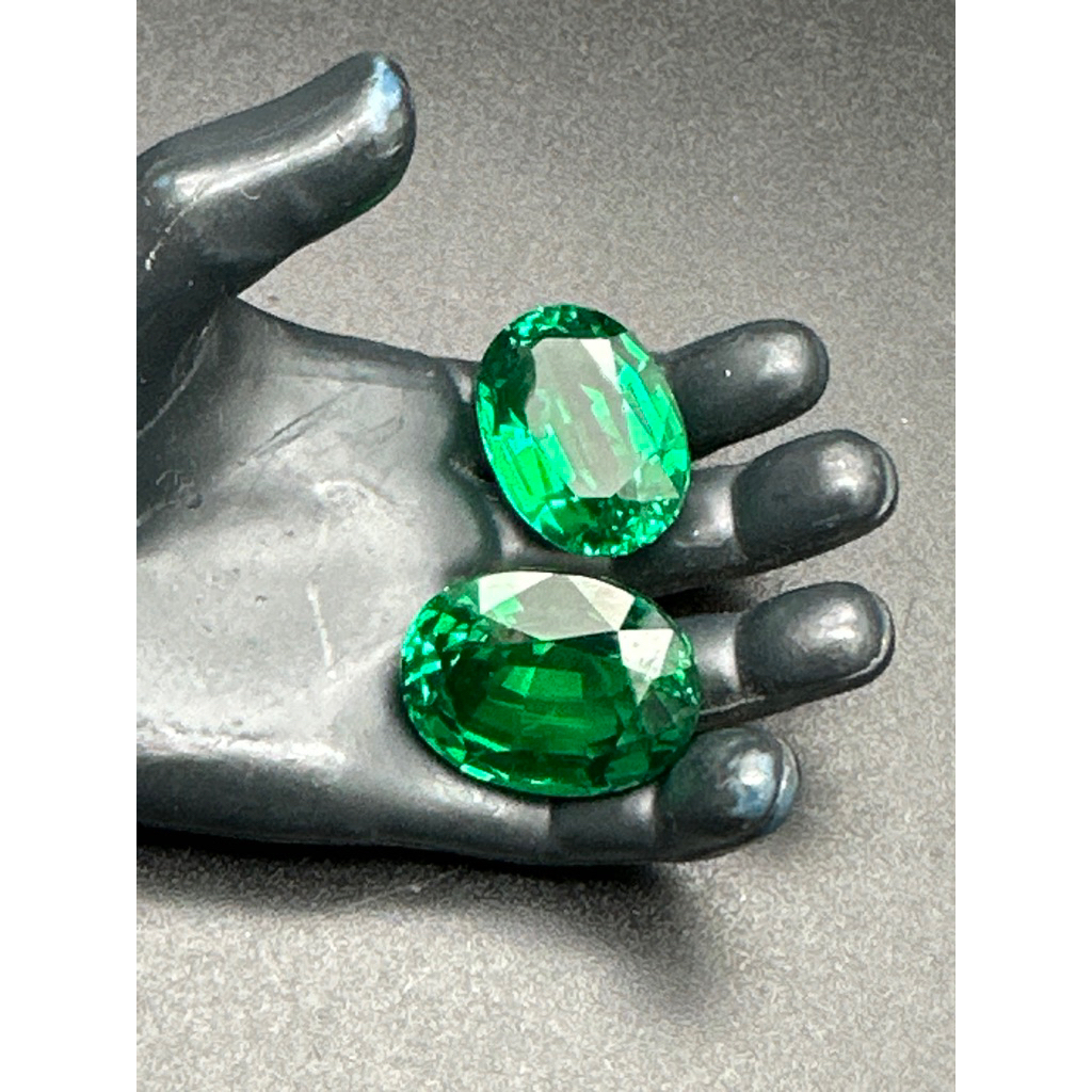 Emerald Columbia Green phòng thí nghiệm rất mịn làm hình OVAL 10x8mm mm... 6 Carat (2 Carat)