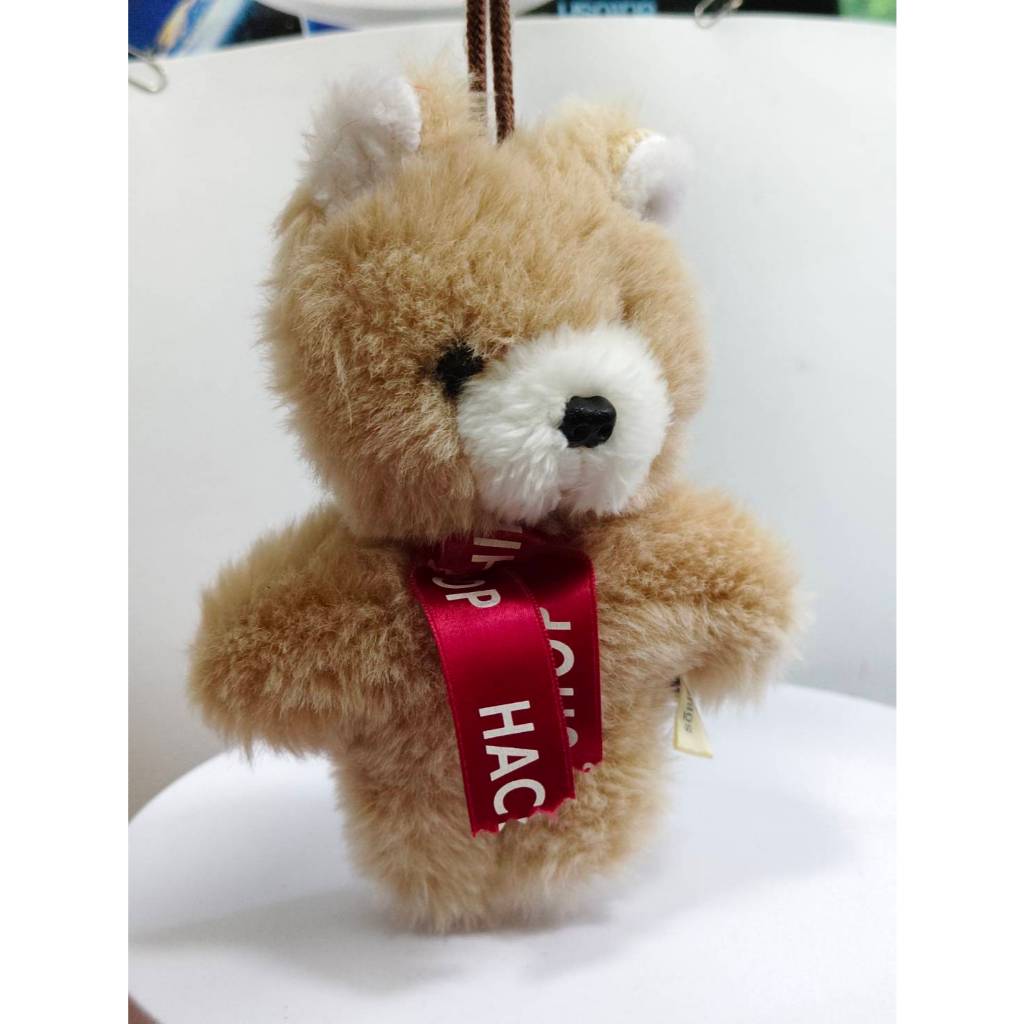 Gấu bông HACHI SHOP cổ điển (Có dây đeo ruy băng màu đỏ có in màn hình "HACHI SHOP")