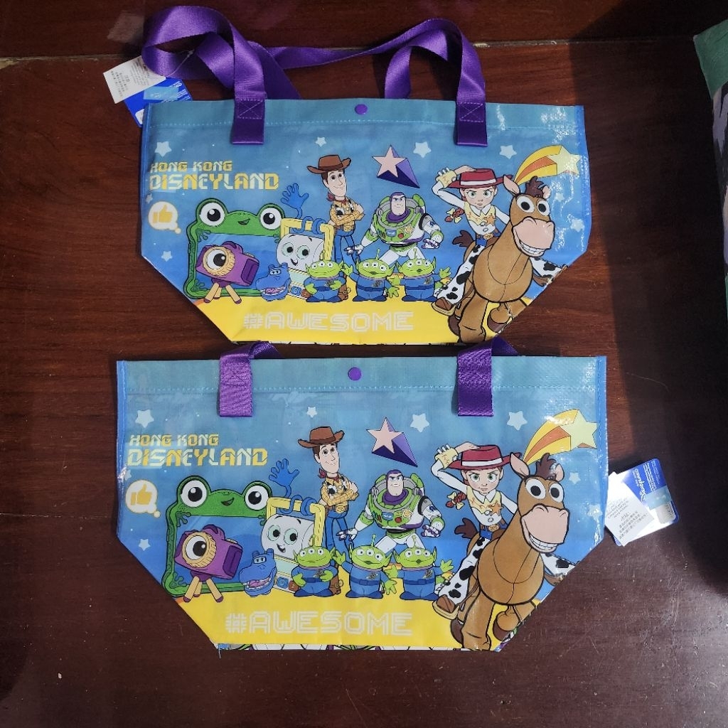 Túi mua sắm từ Disneyland Hong Kong Toy Story 5 họa tiết có hoa văn ở cả mặt trước và mặt sau.