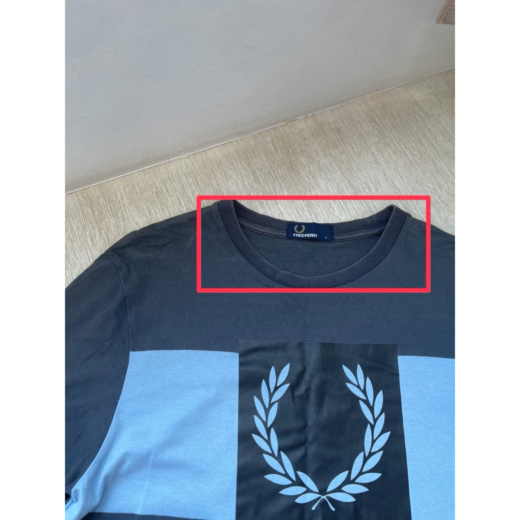 * Dành cho nam * Đã qua sử dụng (Cổ vai mờ nhạt) -Fred Perry (Chính hãng từ cửa hàng) size L Áo thun