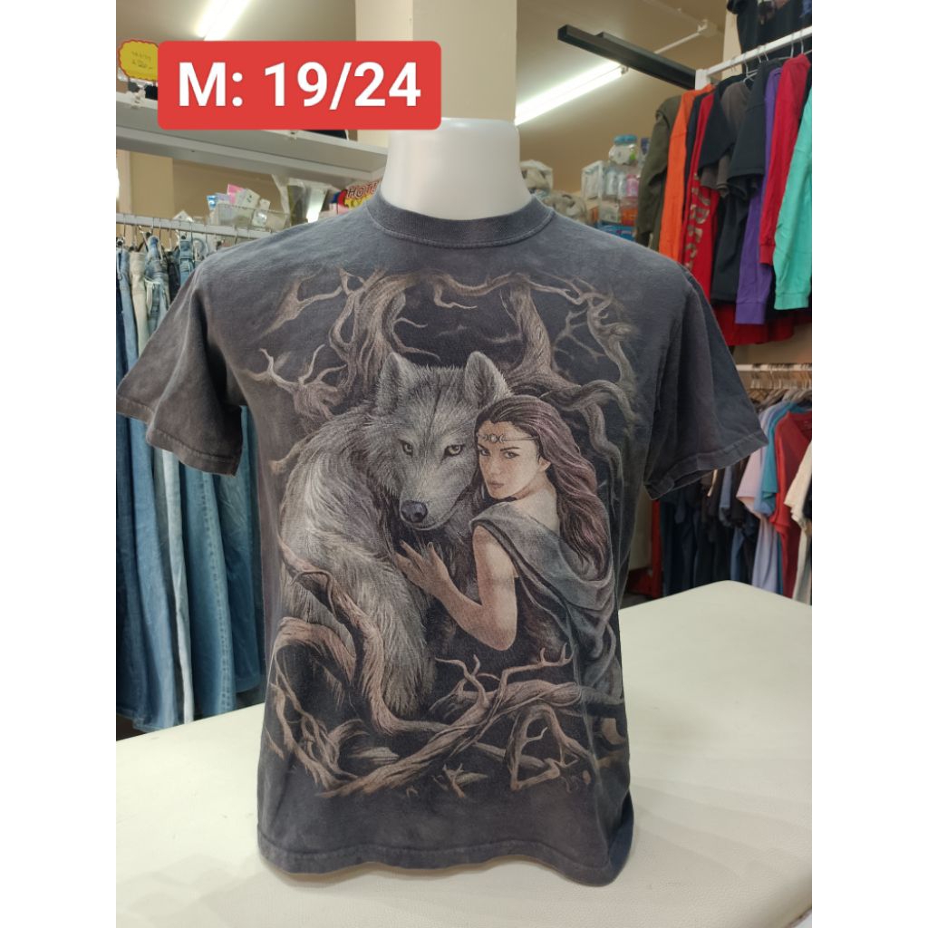 Áo sơ mi cổ điển The Mountain: Wolf Lady Art (Size M)