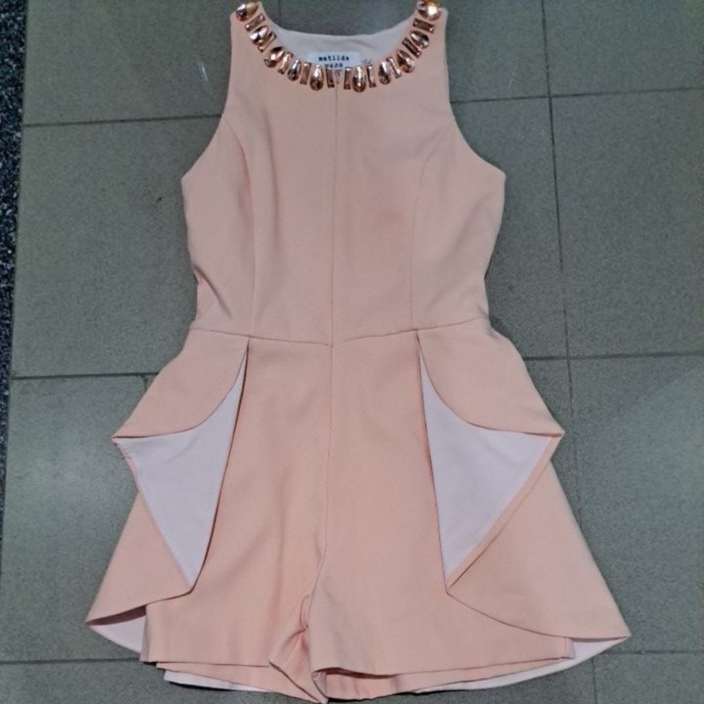Bộ áo liền quần màu hồng cũ có cổ thêu pha lê (Size Xs)