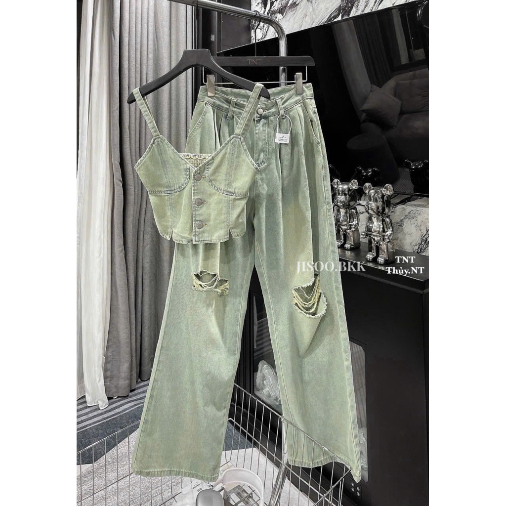Bộ 2 áo sơ mi + quần có vẻ rất đắt. Biển hiệu Jisoo Jeans đích thực