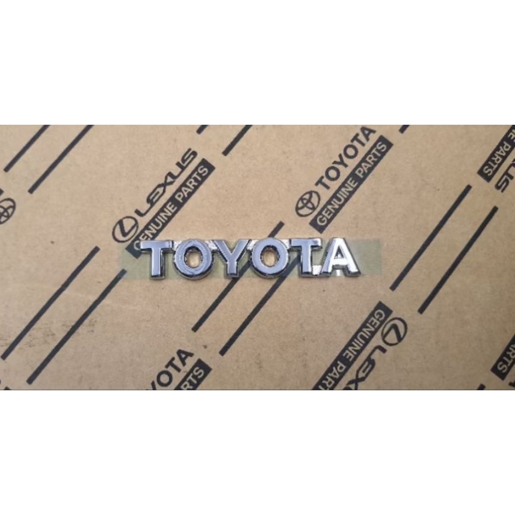 Logo Toyota Fortuner gắn vào vỏ sau mỗi mảnh