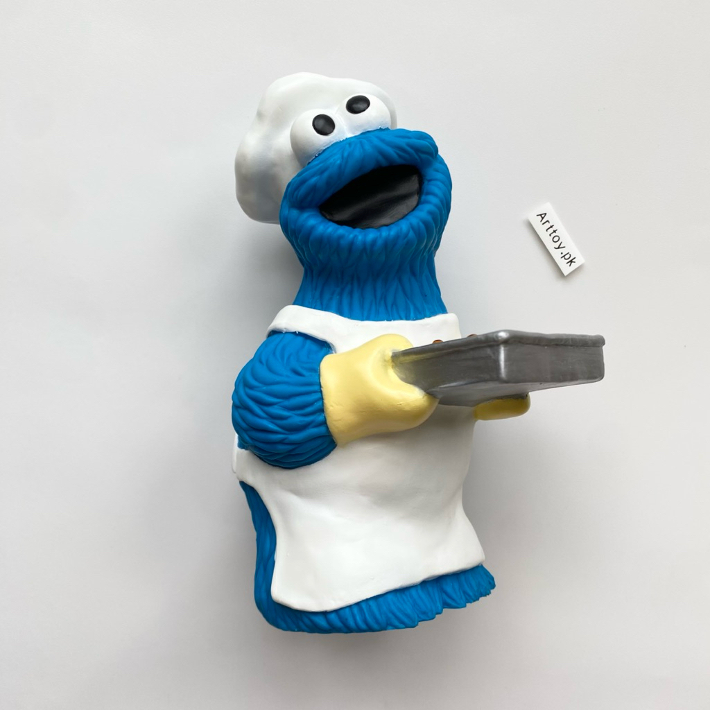 RT999 / Cookie Monster Pig Bank In Chef Set