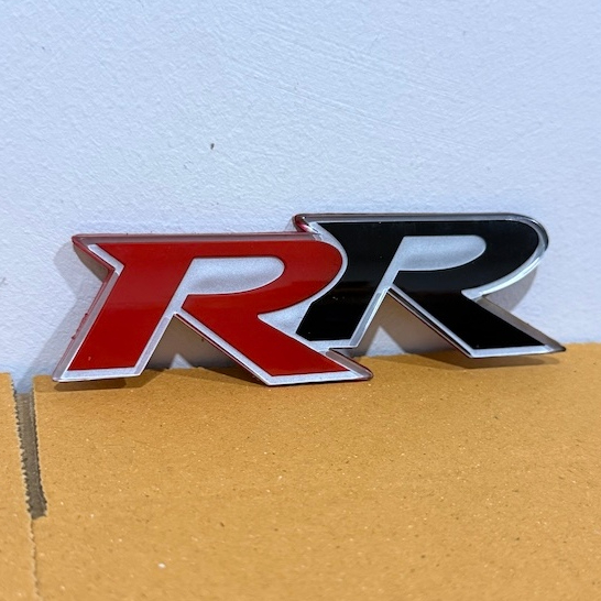Logo RR gắn vào phía sau xe Type R Style