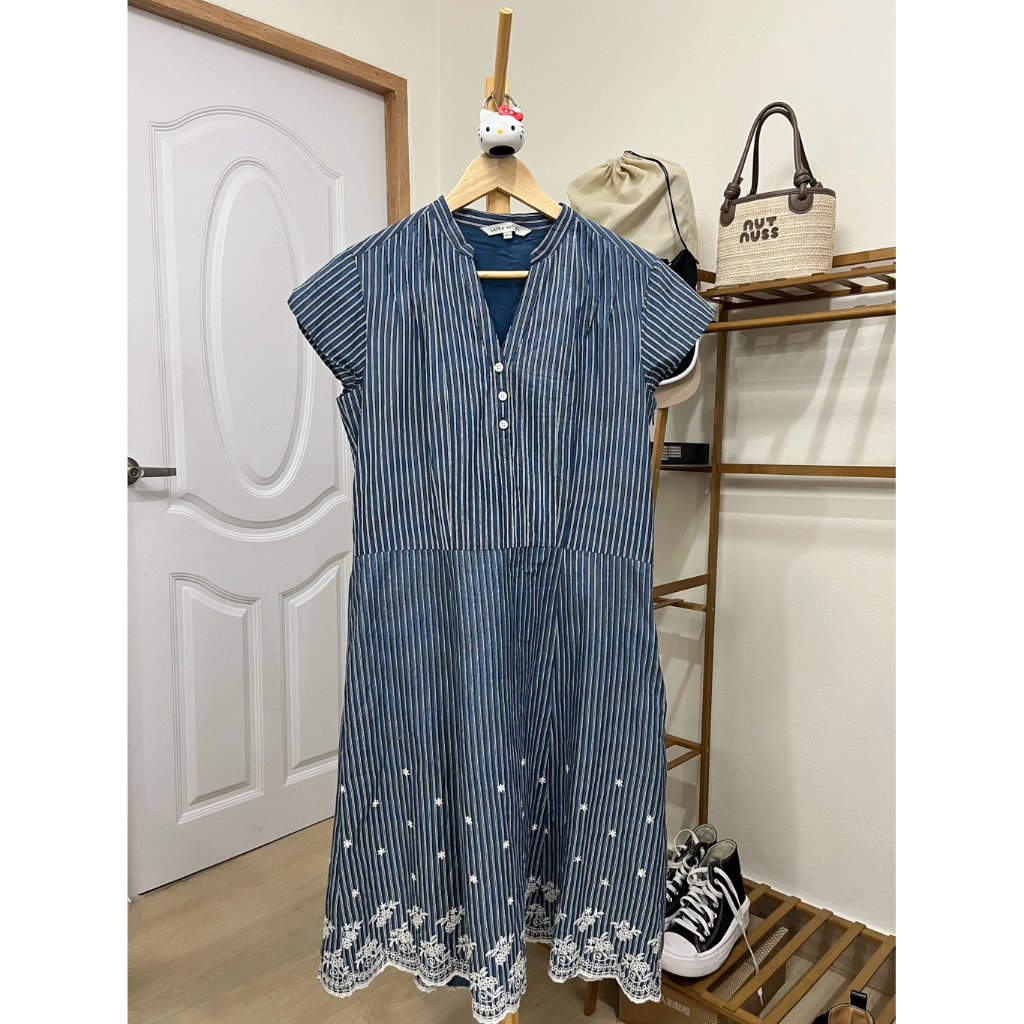 Váy cổ chữ V sọc xanh thương hiệu Laura Ashley có viền váy và thêu hoa
