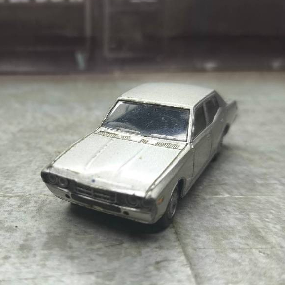 Mẫu xe kim loại Tomica: Limited Vintage Neo Nissan Cedric Gloria Series 330 (1975-1978)