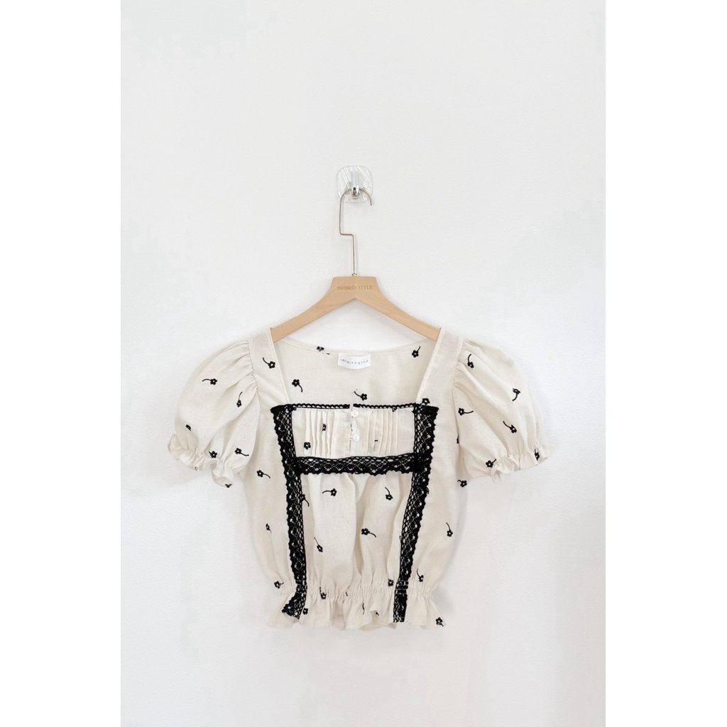 INFINITY: Áo sơ mi tay búp bê Mabel top (Mabel) Vải tông kem có thêu hoa thu nhỏ với ren đen cổ điển