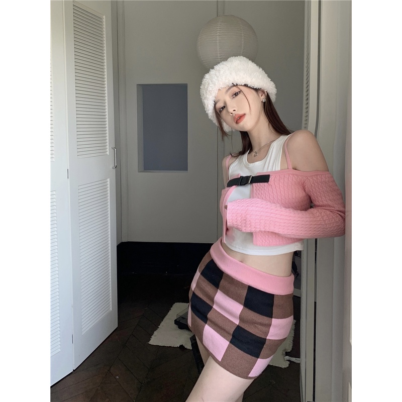 QKOOLE  Han Giải Trí Ngọt Ngào ~ Millennium Spice Set Áo Dệt Kim Trễ Vai Dáng Ngắn + Chân Váy Ngắn Ôm Hông Cho Nữ