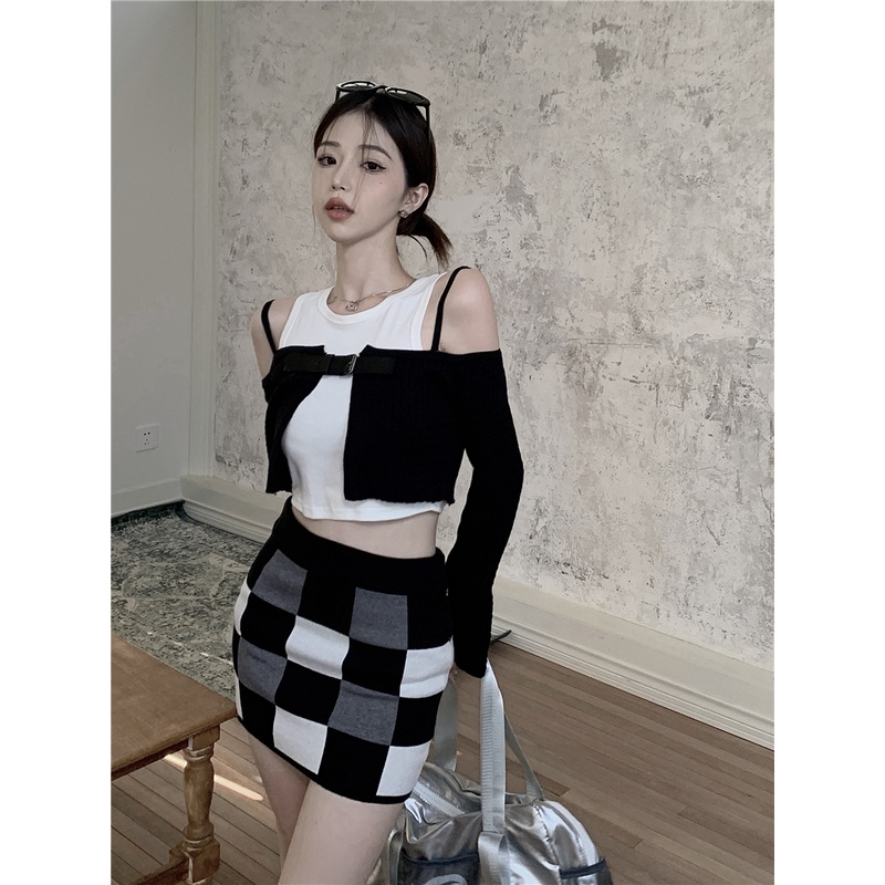 QKOOLE  Han Giải Trí Ngọt Ngào ~ Millennium Spice Set Áo Dệt Kim Trễ Vai Dáng Ngắn + Chân Váy Ngắn Ôm Hông Cho Nữ