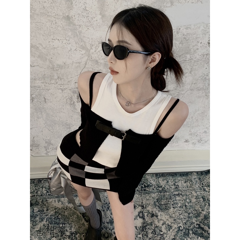 QKOOLE  Han Giải Trí Ngọt Ngào ~ Millennium Spice Set Áo Dệt Kim Trễ Vai Dáng Ngắn + Chân Váy Ngắn Ôm Hông Cho Nữ