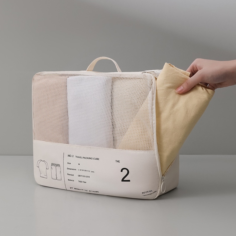 Sáu miếng vệ sinh và vệ sinh được đóng gói riêng biệt. Vỏ Bọc Vali Và Quần Áo Phân Loại Được Đóng Gói Và Phân Loại