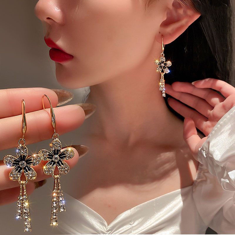 Bông Tai Dáng Dài Hình Hoa Đính Đá Phối Tua Rua Thời Trang Thanh Lịch