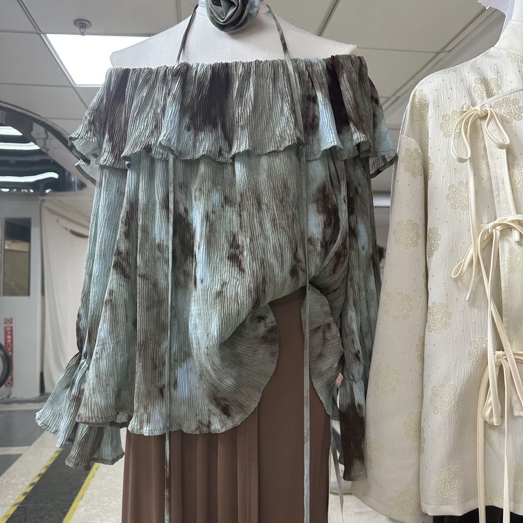 Ready stock hot sale tie-dye design sense sunscreen shirt women's thirteen lines autumn ruffled long-sleeved flower one-shoulder top