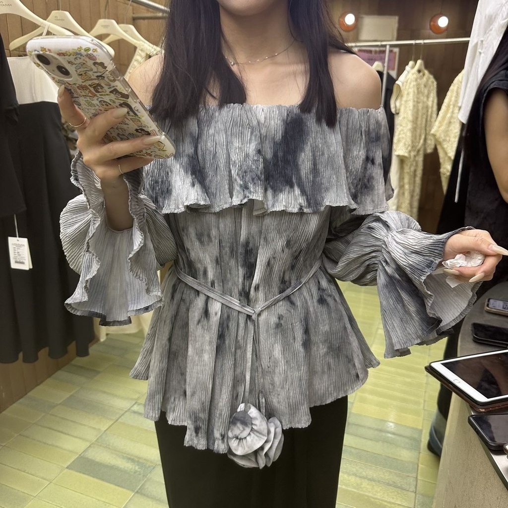 Ready stock hot sale tie-dye design sense sunscreen shirt women's thirteen lines autumn ruffled long-sleeved flower one-shoulder top