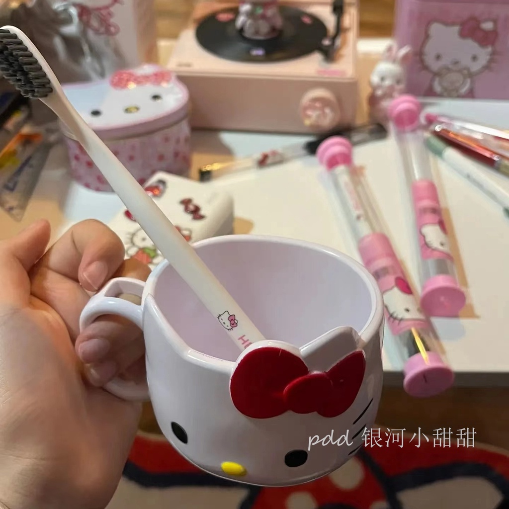 Cốc Đánh Răng Có Tay Cầm Hình Hello Kitty Dễ Thương
