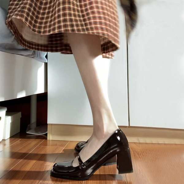 Đôi giày cao gót dày