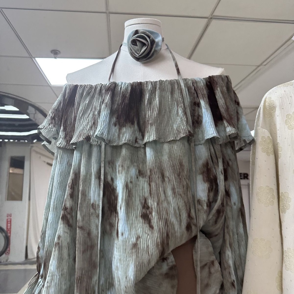 Ready stock hot sale tie-dye design sense sunscreen shirt women's thirteen lines autumn ruffled long-sleeved flower one-shoulder top