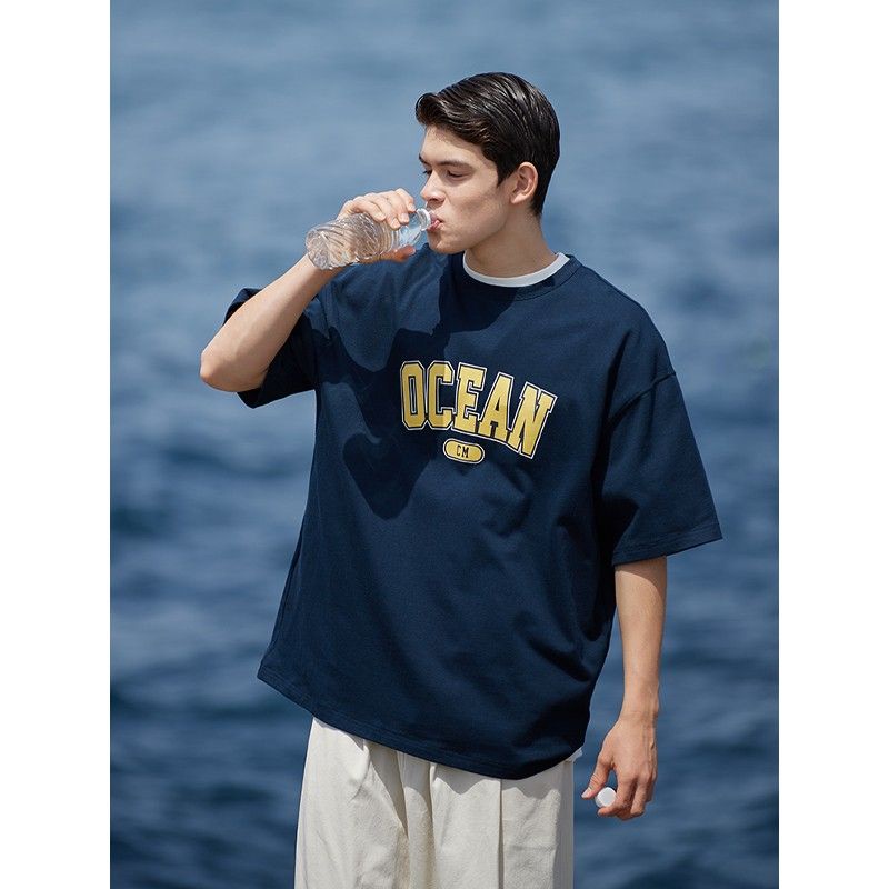 【luckin men's】áo thun oversize，áo thun unisex，áo đôi nam nữ，áo phông，260G Nhật Bản Nặng Cotton Rời In Chữ Mỹ Retro Oversize Nửa Tay Áo Thun Nam，áo nam，thời trang nam，đồ bộ nam，xanh lam，xanh，đen， trắng，xám，kaki，màu hoa mai，áo sơ mi trắng