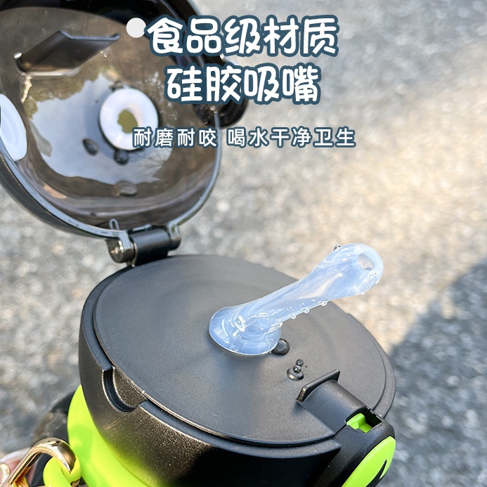 Bình Nước Dung Tích Lớn Chịu Nhiệt Cao In Họa Tiết Hoạt Hình Thỏ Tia Chớp Có Ống Hút Tiện Dụng Cho Bé Trai