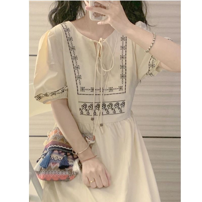 Hàng Mới Về Đầm Dài Ôm Eo Tay Ngắn Phồng Thêu Họa Tiết Màu Tương Phản Kiểu Hồng Kông Thời Trang Mùa Hè Cho Nữ