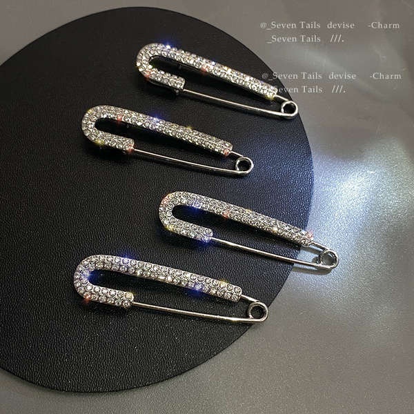 Trâm Cài Áo Hình Kim Cương Thời Trang Hàn Quốc Cao Cấp Bảy Đuôi Hẹp Cầm Tay Cho Nữ
