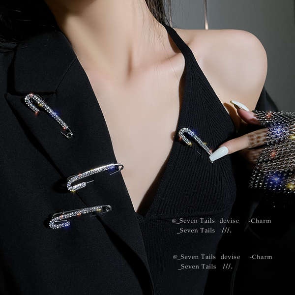 Trâm Cài Áo Hình Kim Cương Thời Trang Hàn Quốc Cao Cấp Bảy Đuôi Hẹp Cầm Tay Cho Nữ