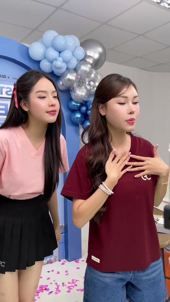 Áo Phông Baby Tee Cổ Tim ECOCHIC Chất Liệu Thun Mỹ Co Giãn 4 Chiều Vừa Vặn Local Brand Chính Hãng B163 | BigBuy360 - bigbuy360.vn