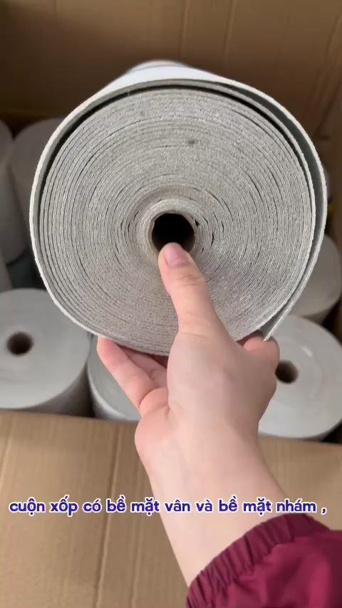 cuộn 9 mét xốp dán tường vân nhám, ngang 50 cm mặt sau có keo dán cho tường phẳng mịn và láng nhẵn | BigBuy360 - bigbuy360.vn