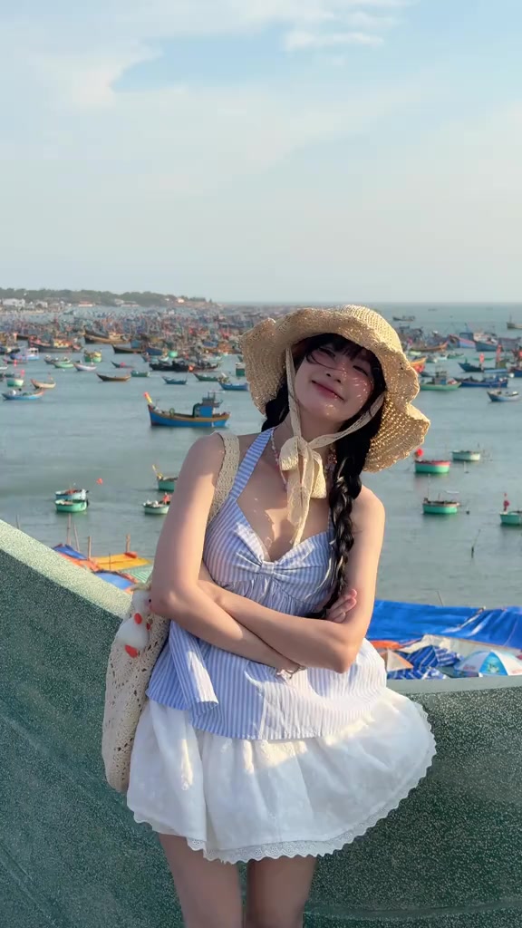 Set Đồ Nữ Đi Biển, Set Áo Kẻ Xanh Phối Chân Váy Trắng Thêu Hoa Viền Ren Sang Chảnh Cho Nàng Đi Chơi, Du Lịch Sang Chảnh | BigBuy360 - bigbuy360.vn