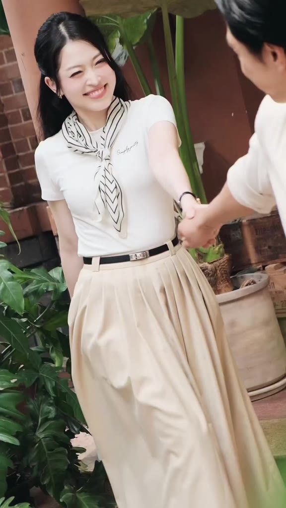 (Blue to Bloom) Áo cotton cổ tròn kèm khăn thêu logo, Chân váy chất kaki dáng xòe kèm belt Calie Af169, Cx065 | BigBuy360 - bigbuy360.vn