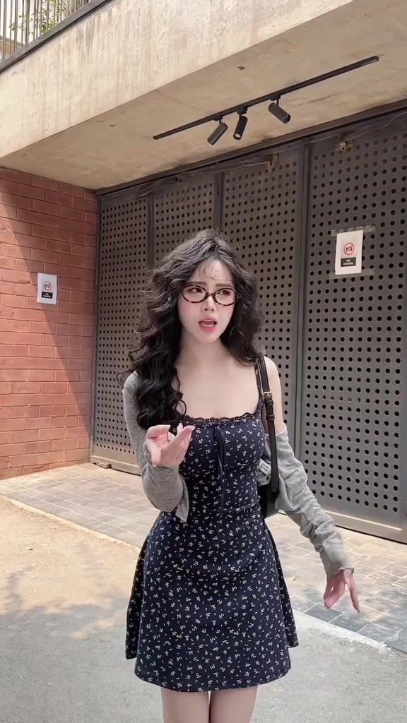 [VIDEO/ SẴN] SET VÁY HAI DÂY HOA NHÍ ÔM BODY KÈM ÁO KHOÁC CARDIGAN XÁM TRẮNG SIÊU XINH S39 | BigBuy360 - bigbuy360.vn