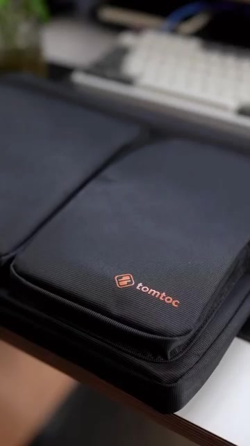 Túi đeo chéo chống sốc cho Macbook/Laptop Tomtoc Shoulder Bag 13/13,6/14/15/16 inch chính hãng - A42 | BigBuy360 - bigbuy360.vn