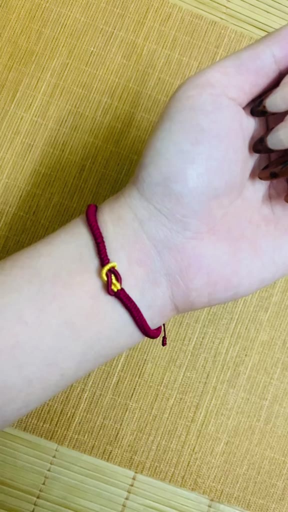 Vòng Tay Chỉ Đỏ May Mắn – Nút Thắt Vàng Kết Nối Tình Thân Và Tài Lộc | WU Bangle | BigBuy360 - bigbuy360.vn