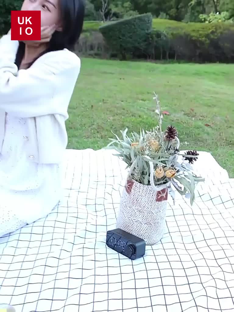 Loa bluetooth đồng hồ UKIO âm thanh sinh động, màn hình LCD, đèn led, 2 khung giờ báo thức | BigBuy360 - bigbuy360.vn