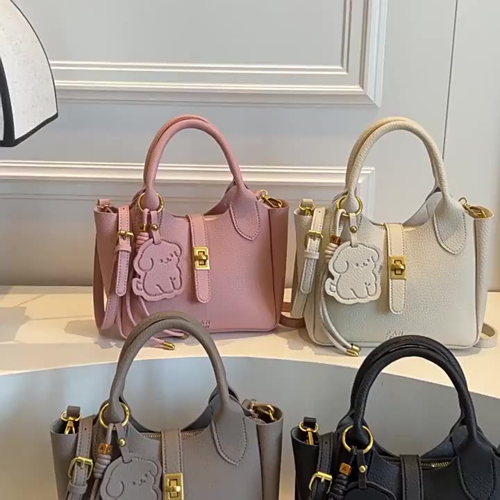 ( QUÀ TẶNG MẸ) Túi Xách Nữ Da PU Khóa Vàng Xoay Cao Cấp Kèm Charm Gấu - DK363 | BigBuy360 - bigbuy360.vn