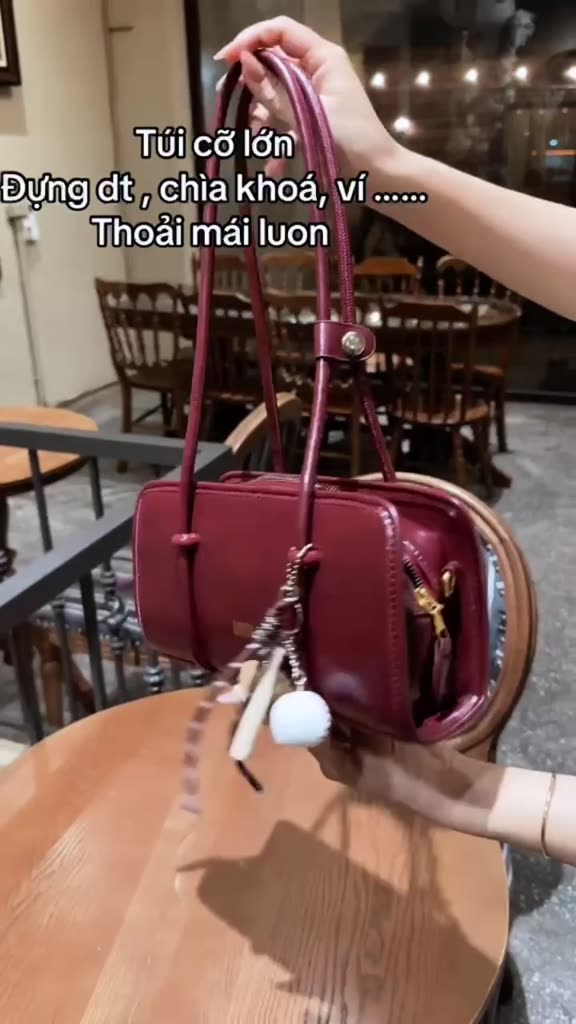 Túi Xách Nữ Retro Túi Đeo Vai Dáng Dài Da PU Kèm Charm Bóng Chày Hiện Đại size 28cm - HT181 | BigBuy360 - bigbuy360.vn