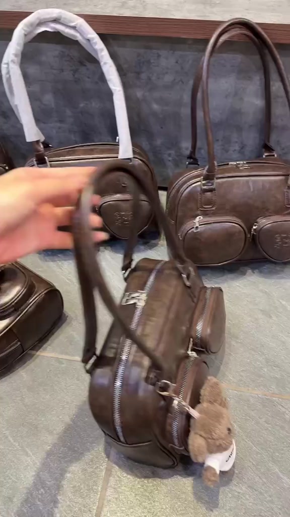 Túi xách đeo vai túi tim màu nâu kèm charm gấu - DK077 | BigBuy360 - bigbuy360.vn